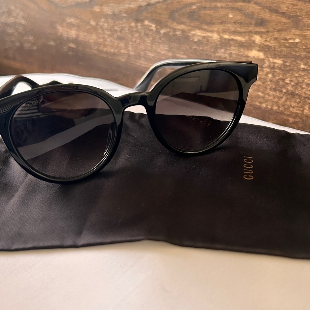 Gucci Elegant Black Sunglasses for Women